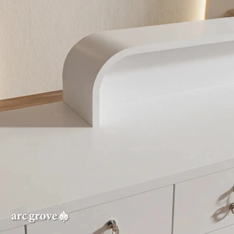 Rounded counter cap of the Odette desk, close view